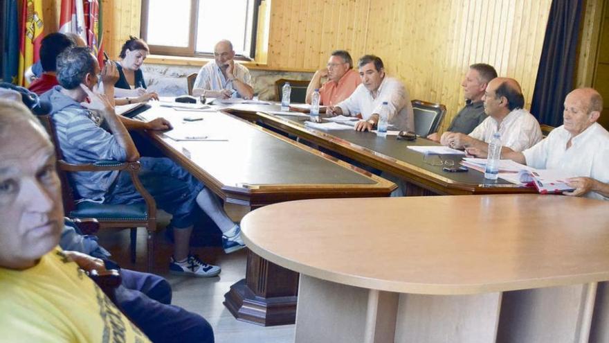 Un instante del Pleno celebrado en el Ayuntamiento de Galende.