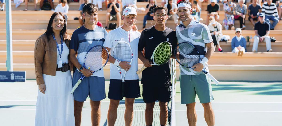 El italiano posa con los jóvenes jugadores canarios antes de su exhibición.  | ALEJANDRO FUMERO