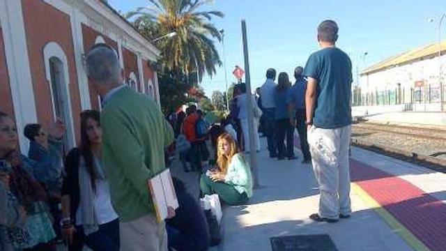 Una pareja de novios muere arrollada por un tren cuando cruzaba la vía frente a la OAMI
