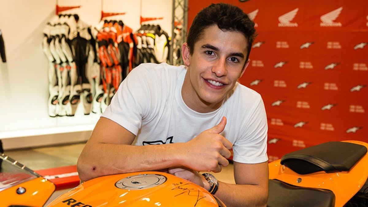 Márc Márquez, el bicampeón de MotoGP, con una de sus motos