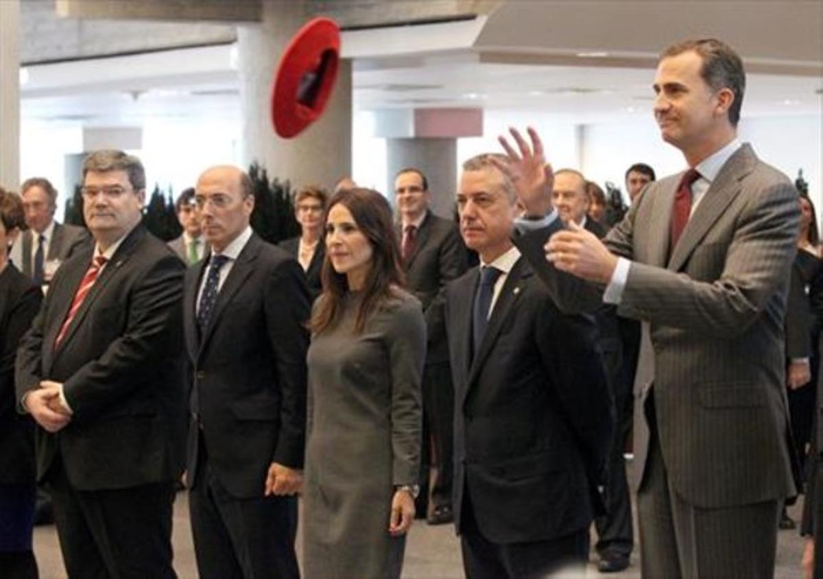 El rei Felip VI, acompanyat pel lehendakari Íñigo Urkullu (a la seva dreta), recull la txapela. El rei Felip VI, acompanyat pel lehendakari Íñigo Urkullu (a la seva dreta), recull la txapela.