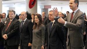 El rei Felip VI, acompanyat pel lehendakari Íñigo Urkullu (a la seva dreta), recull la txapela.
