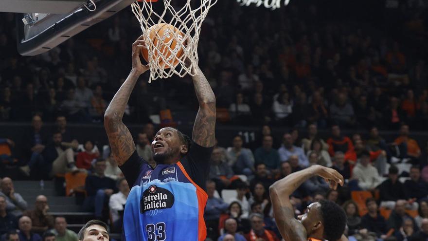 Trey Thompkins se cuelga del aro ante la mirada de Pradilla y Montero.