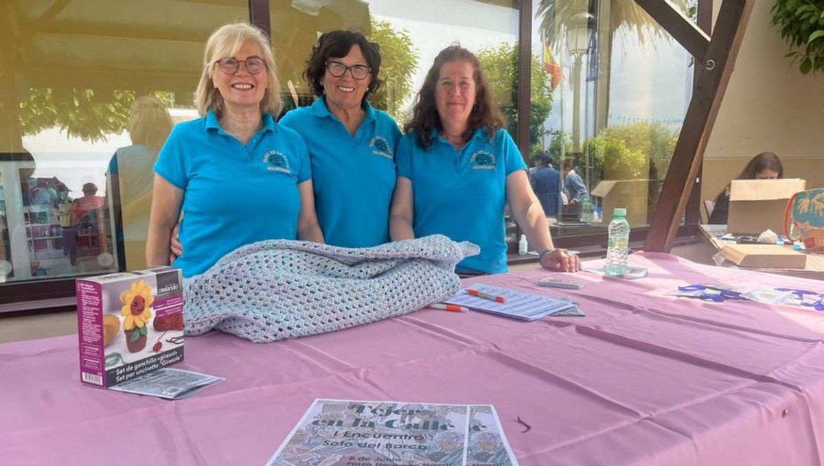 Un grupo de mujeres realiza labores en una de las mesas habilitadas. | M. R.