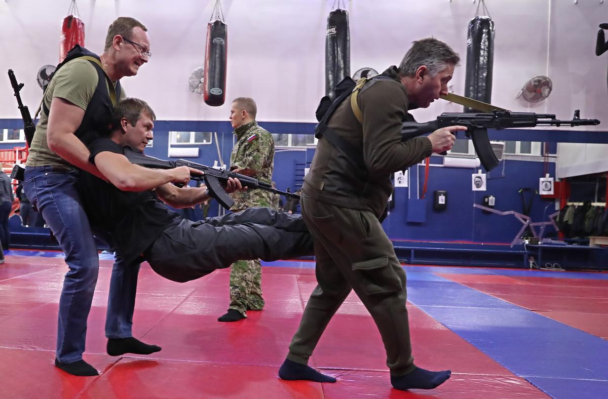 Ciudadanos de Moscú participan en un entrenamiento militar en el club militar-patriótico Yaropolk en Krasnogorsk