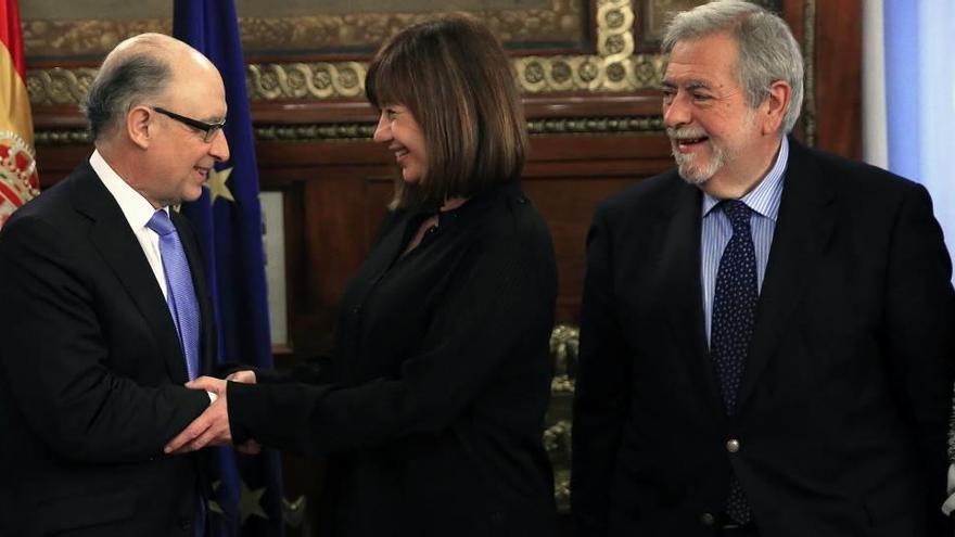 Formas cordiales, discrepancia absoluta en el fondo: el ministro y la presidenta se saludan, ayer, ante el secretario de Estado Beteta.