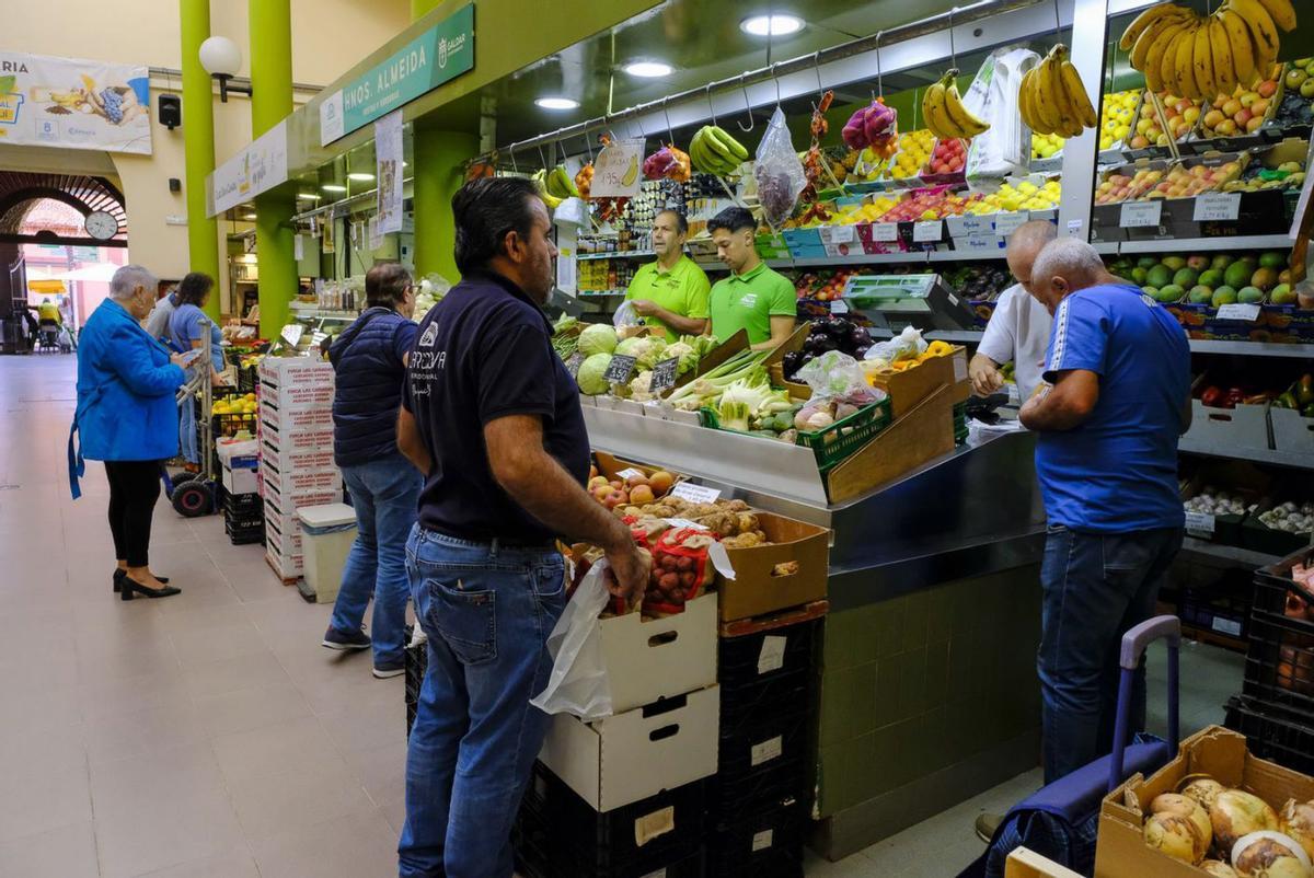 Vendedores y clientes en la mercado de la Recova de Gáldar. | | ANDRÉS CRUZ