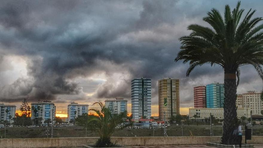 Las nubes y las lluvias afectan a toda Canarias este martes