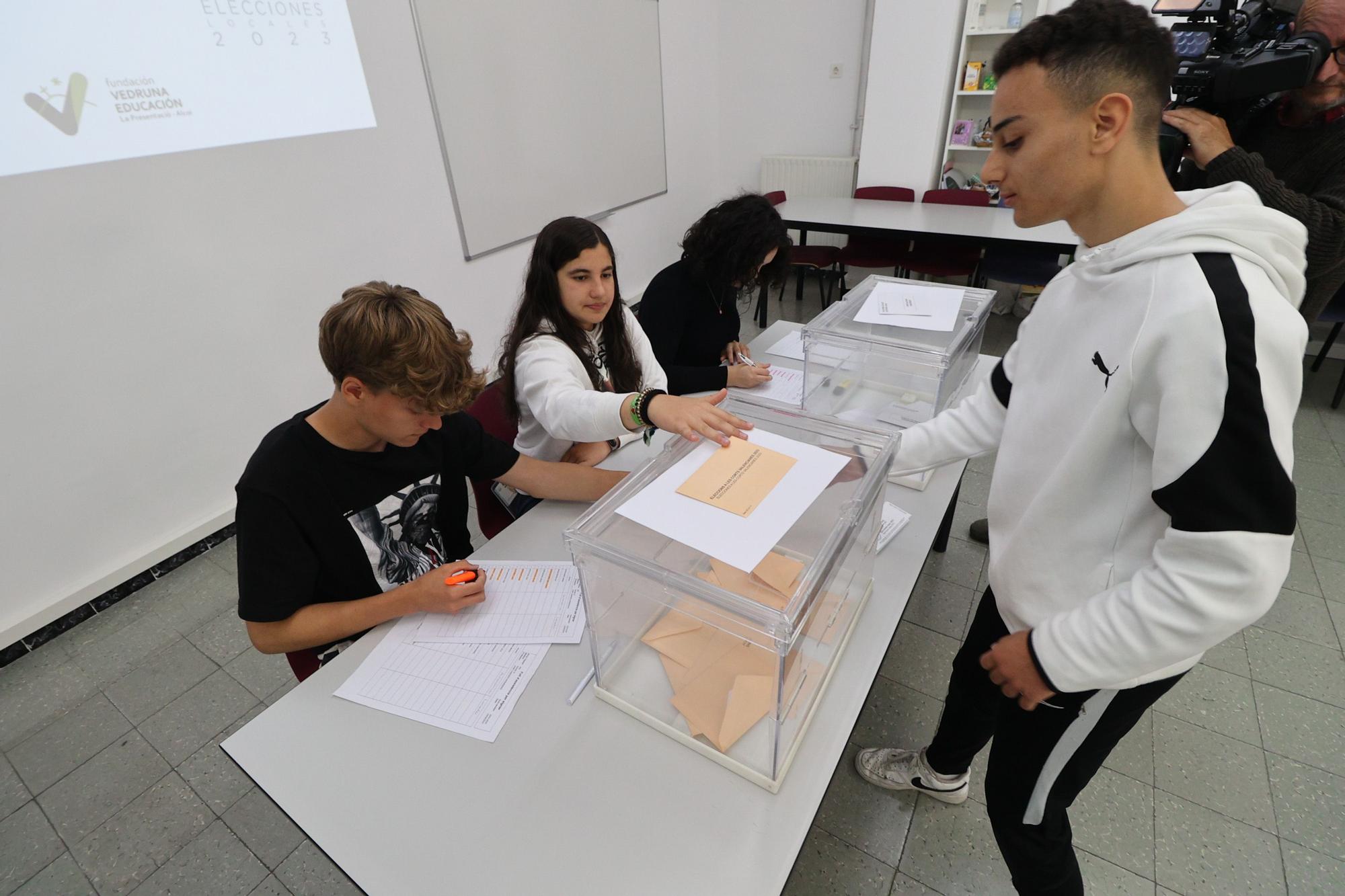 Ensayo electoral en el aula en Alcoy