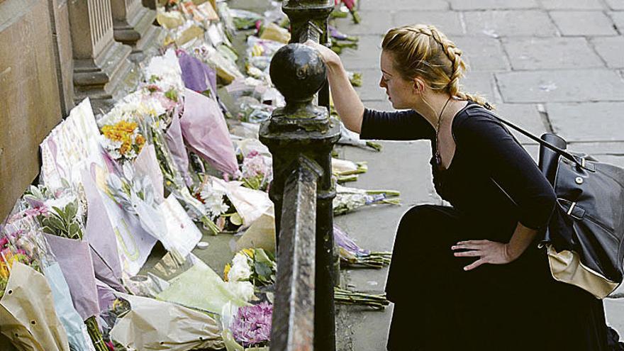 Ofrenda floral en el centro de Manchester. // Reuters