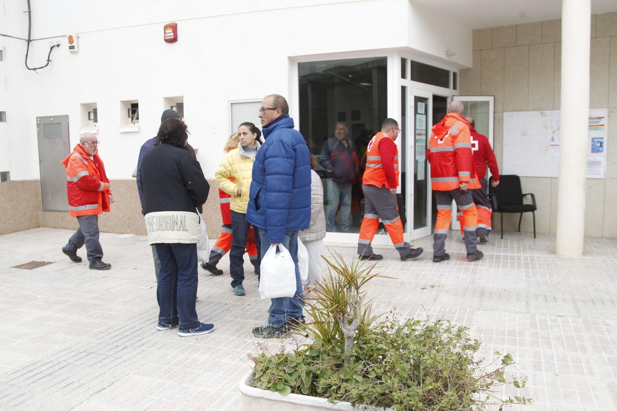 Desalojo de vecinos afectados por el incendio de Aigües