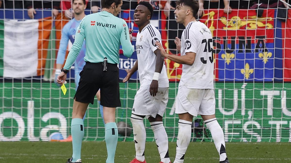 Los jugadores del Real Madrid, junto a Munuera Montero