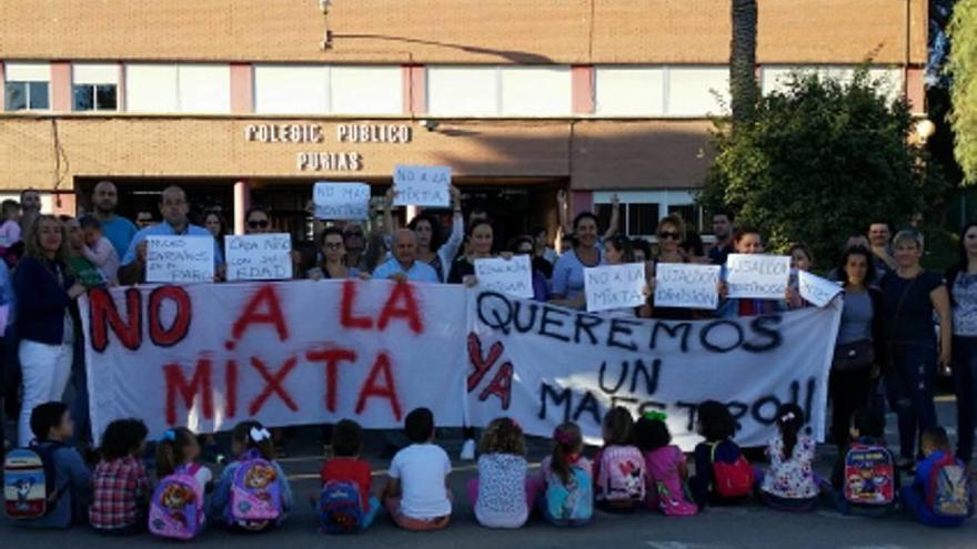 Padres de Purias protestan por la creación en el colegio de un aula mixta de 3 y 4 años