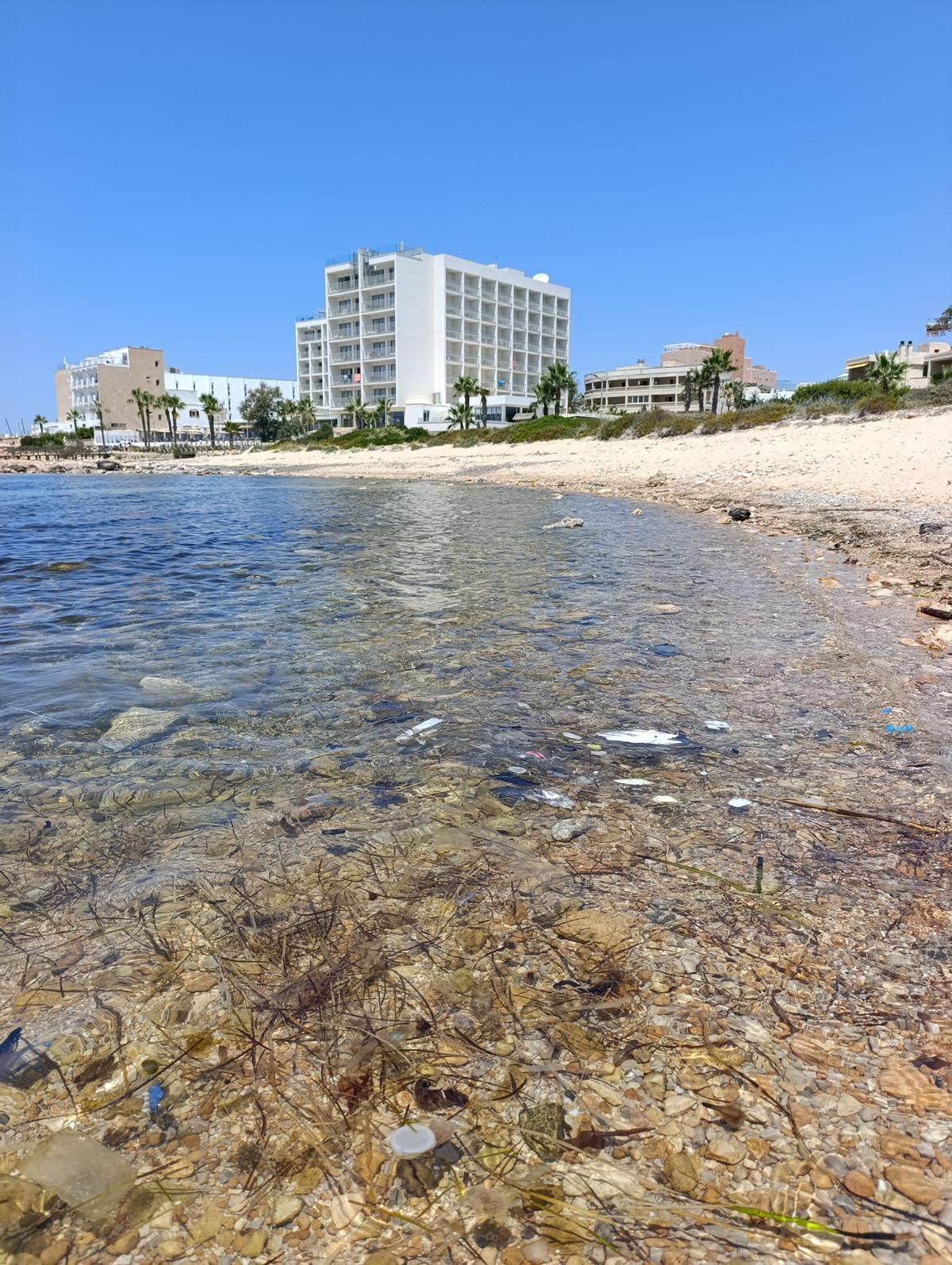 Playa Sa Bassa des Cabots, junto al paseo, entre dos hoteles