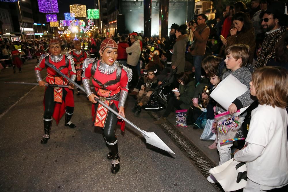 Miles de personas se congregan en el centro de la ciudad para seguir la marcha de las 28 agrupaciones que desfilaron entre Isaac Peral y la Porta do Sol.