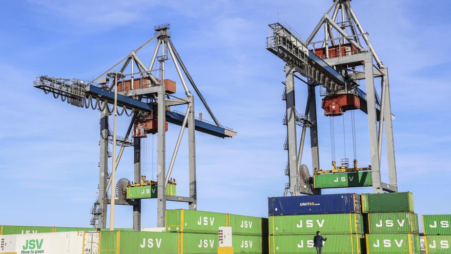 El puerto de Alicante acusa los aranceles de Trump y la menor importación de material para fabricar cemento