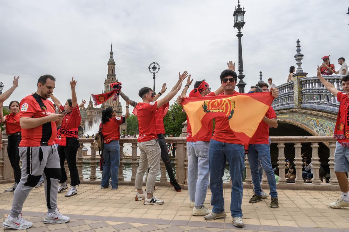 Aficionados de Athletic Club y RCD Mallorca en Sevilla