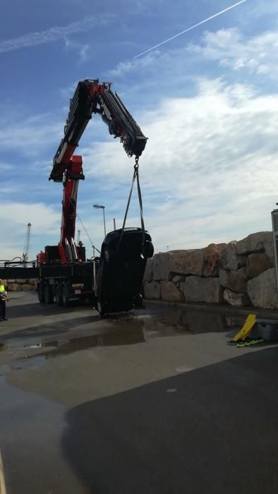 Un coche cae al agua en el puerto de Castelló