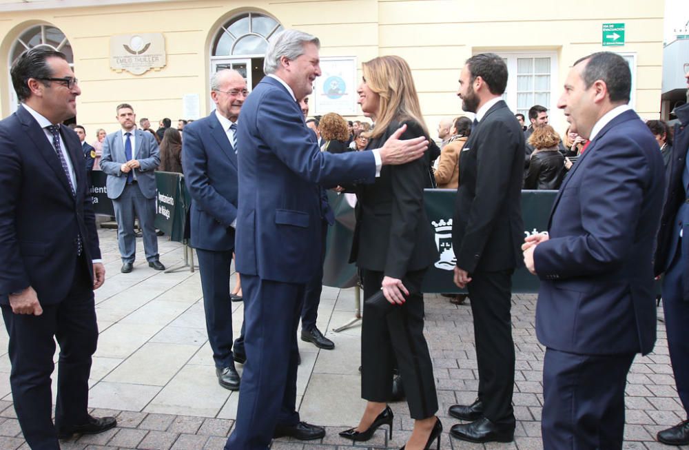 Las imágenes de una descafeinada, por la lluvia, primera alfombra roja del Festival en la que representantes políticos se mezclaron con los actores y directores protagonistas del certamen