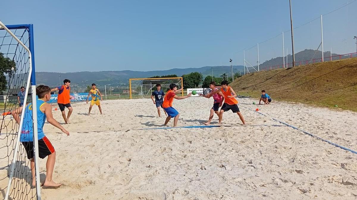 Un entrenamiento de la selección cadete masculina en el campo de arena de Mareo.