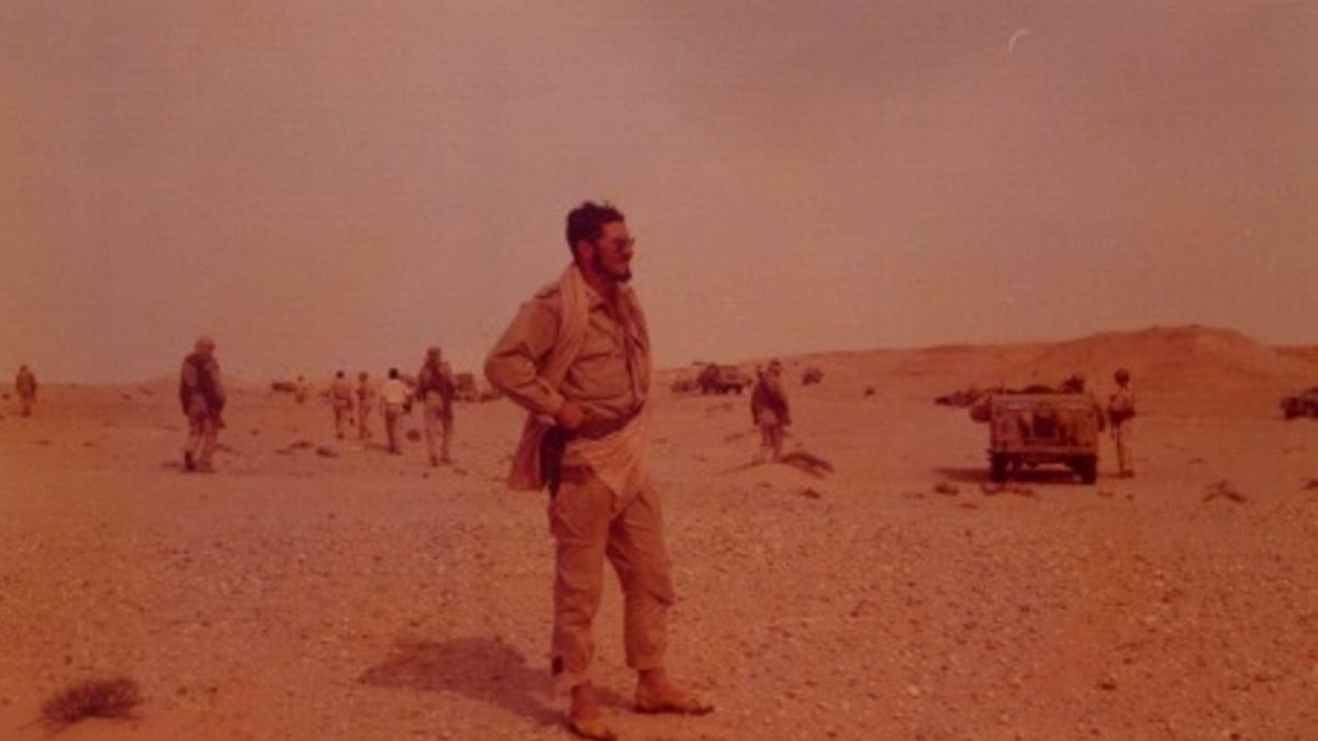 El teniente Enrique Esteban Pendás, en el Sáhara, su primer destino tras salir de la Academia General Militar de Zaragoza en 1975.