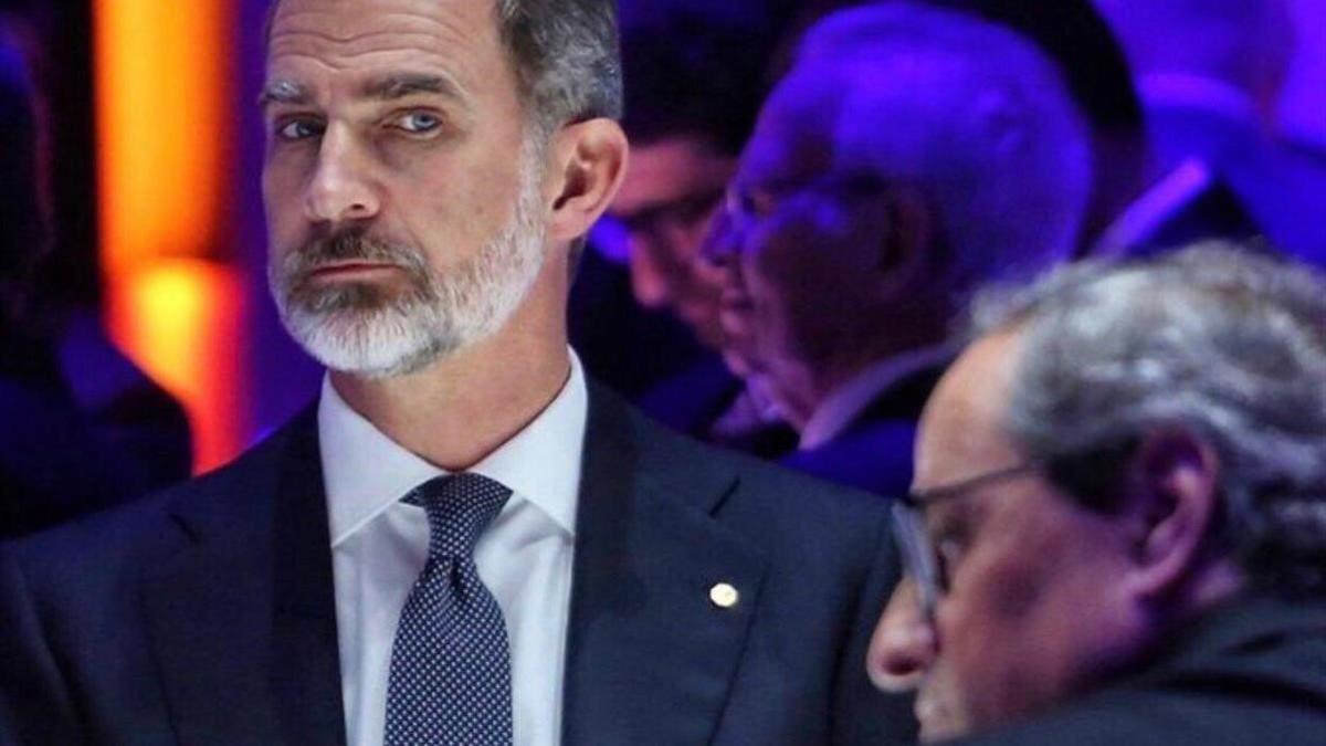 El rey Felipe VI mira de reojo al 'president', Quim Torra, en la cena del Mobile World Congress, este domingo.