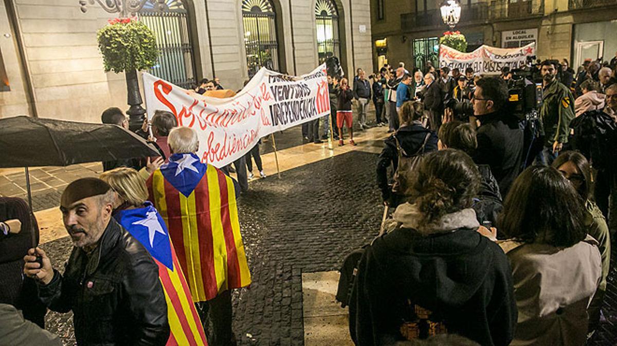 Manifestació de suport a l’alcaldessa de Berga a la plaça de Sant Jaume.