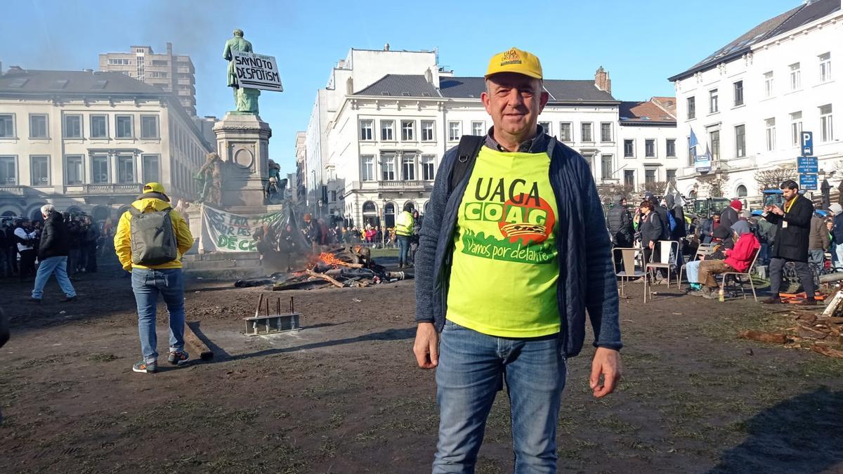 Un aragonés graba las protestas de los agricultores en Bruselas.