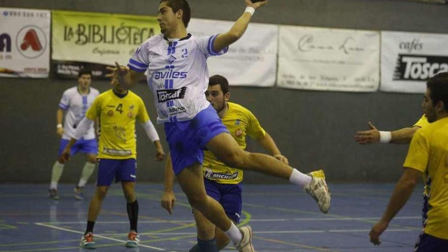 Crisrtian Murias en un lanzamiento a portería durante el partido de ayer.