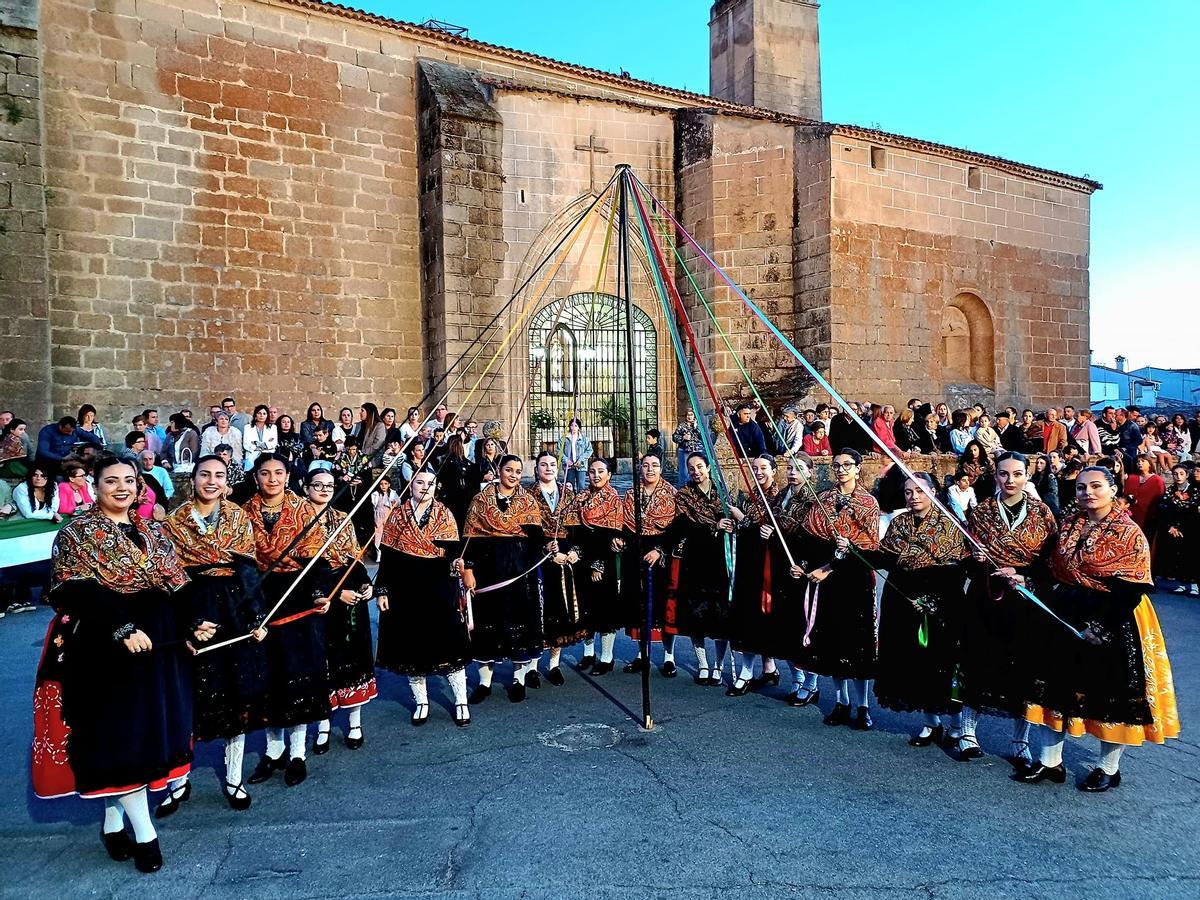 Jóvenes bailando el cordón.