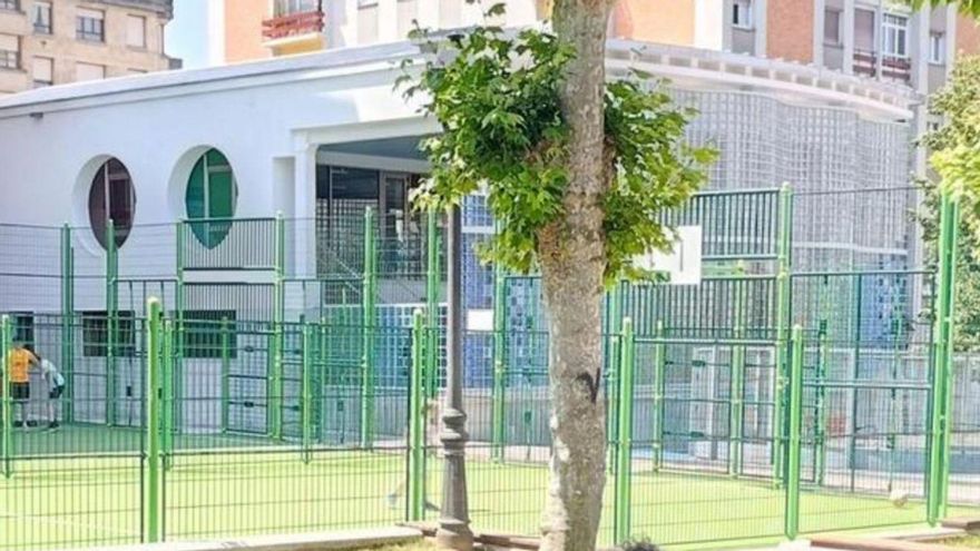 Usuarios del parque de la Pola, con la nueva escuelina al fondo. | L. R.