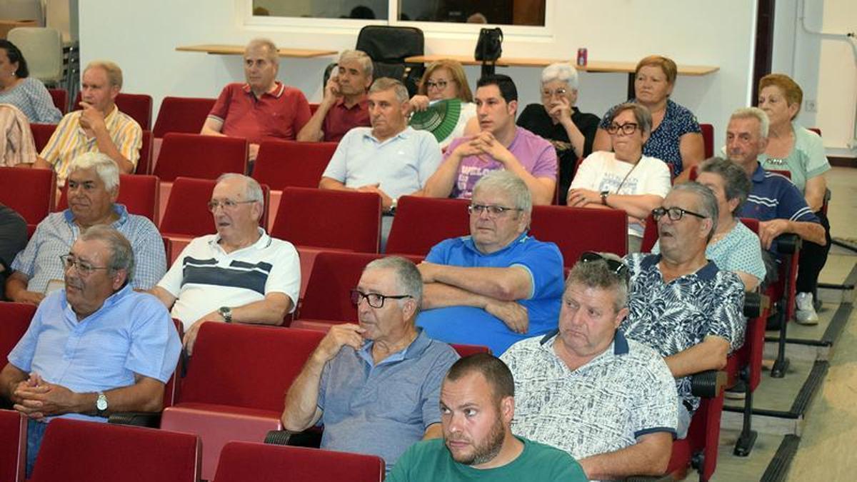 Asistentes a la reunión informativa sobre la reestructuración parcelaria que se lleva a cabo en Valga.