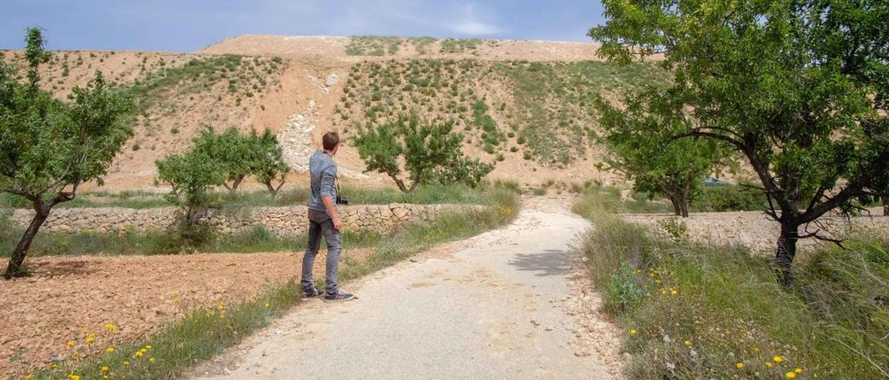 Un juez investiga la destrucción de caminos rurales por el avance de la escombrera del monte Coto