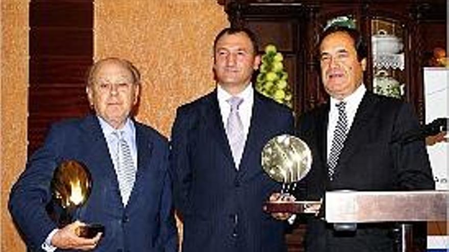 Jordi Pujol, Josep Comaposada i Lluís Torrent amb els guardons.