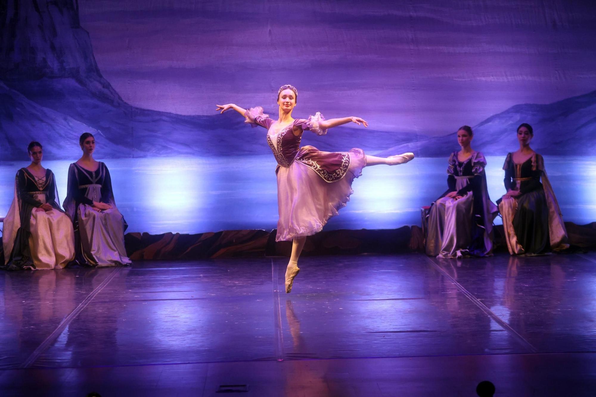 Así se vivió el espectáculo de "El Lago de los Cisnes" ofrecido por el Ballet de Kiev en el Auditorio de Vilagarcía.