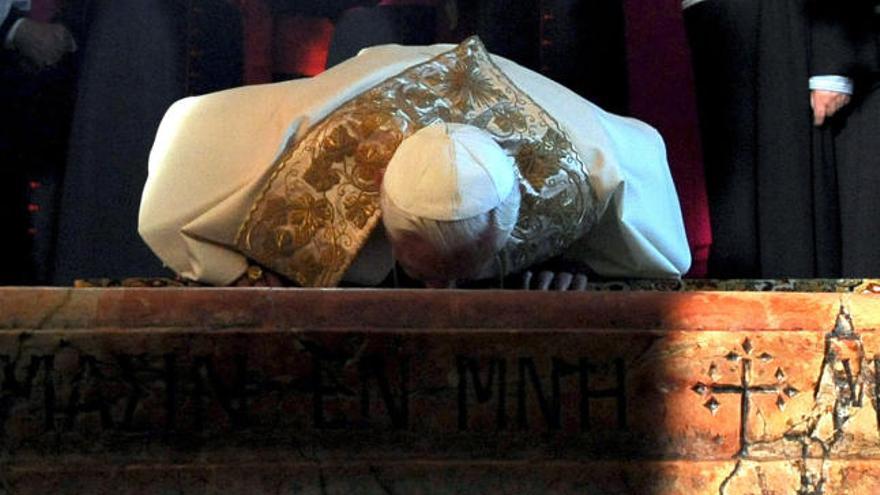 Benedicto XVI besa la Piedra de la Unción en la Iglesia del Santo Sepulcro de Jerusalén (Israel), el 15 de mayo de 2009.