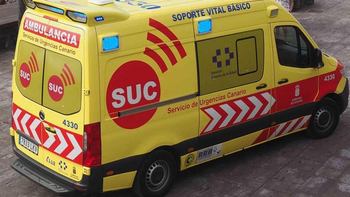 La víctima fue traslada al Insular en una ambulancia del SUC