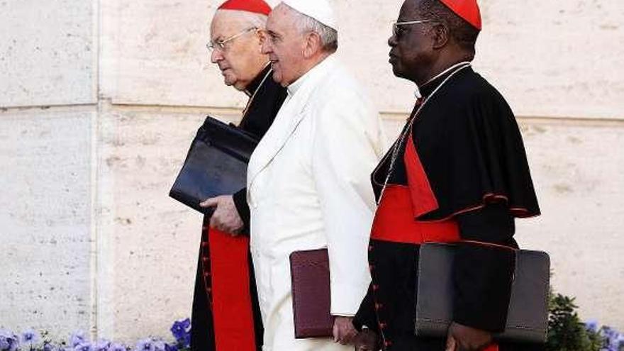 El Papa, flanqueado por dos cardenales. / efe