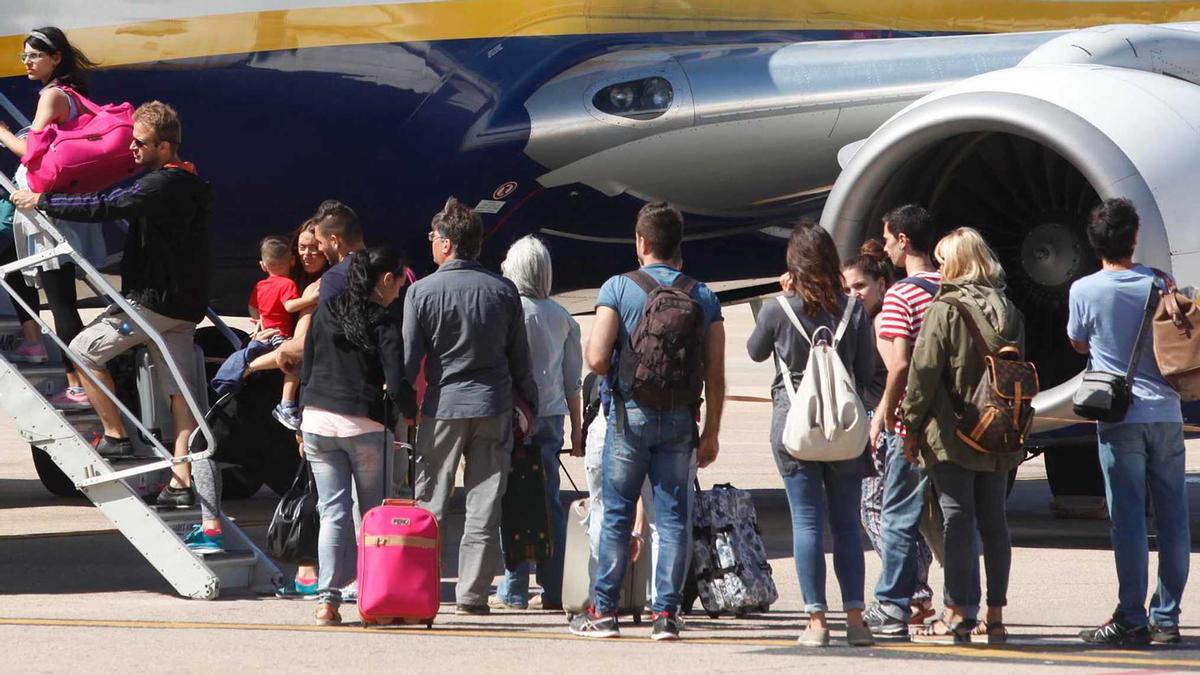 Passatgers embarcant en una aeronau a l&#039;aeroport de Girona, en una imatge d&#039;arxiu