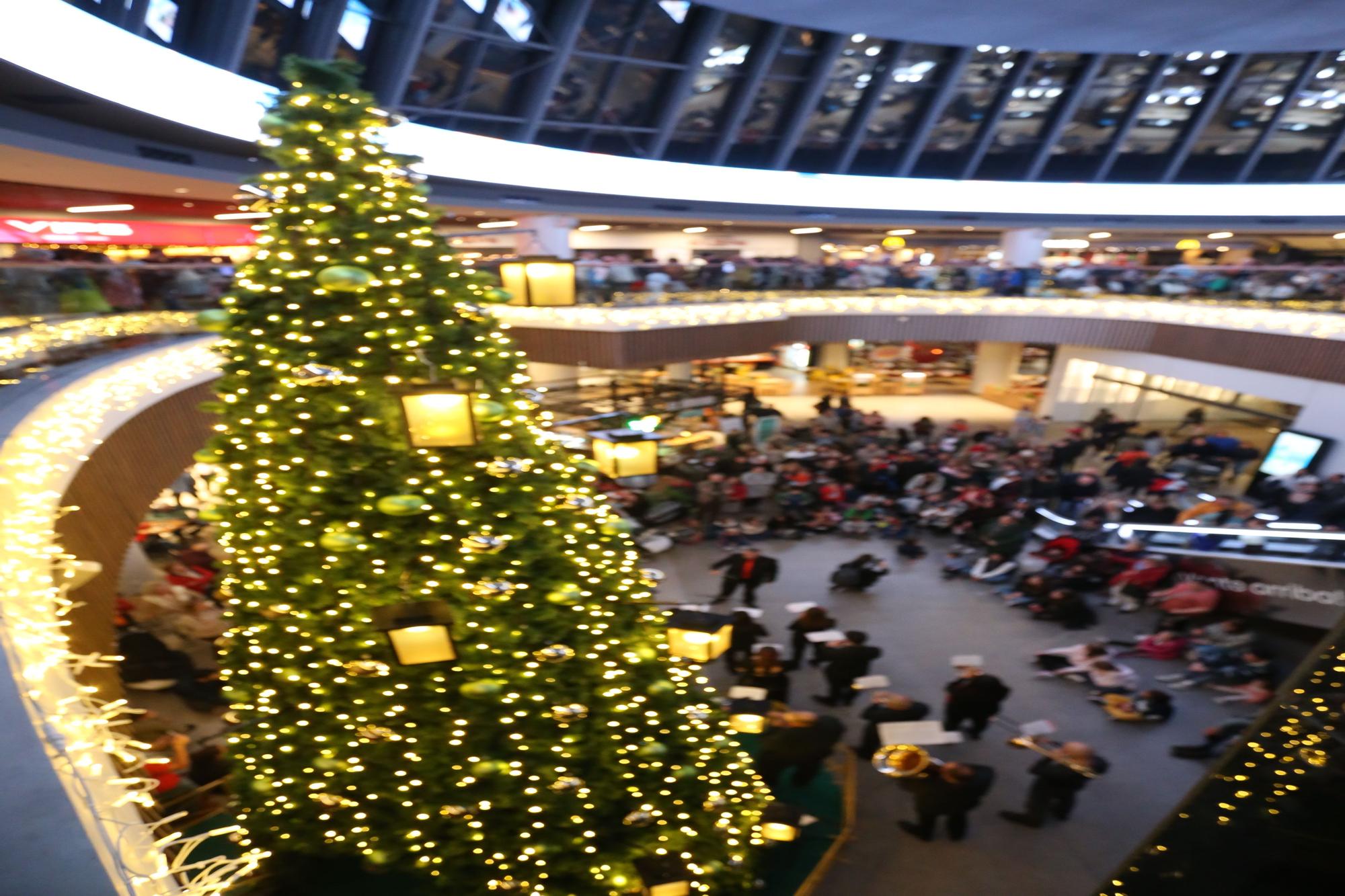 Parque Principado se enciende por Navidad: así es la decoración luminosa del centro comercial de Siero