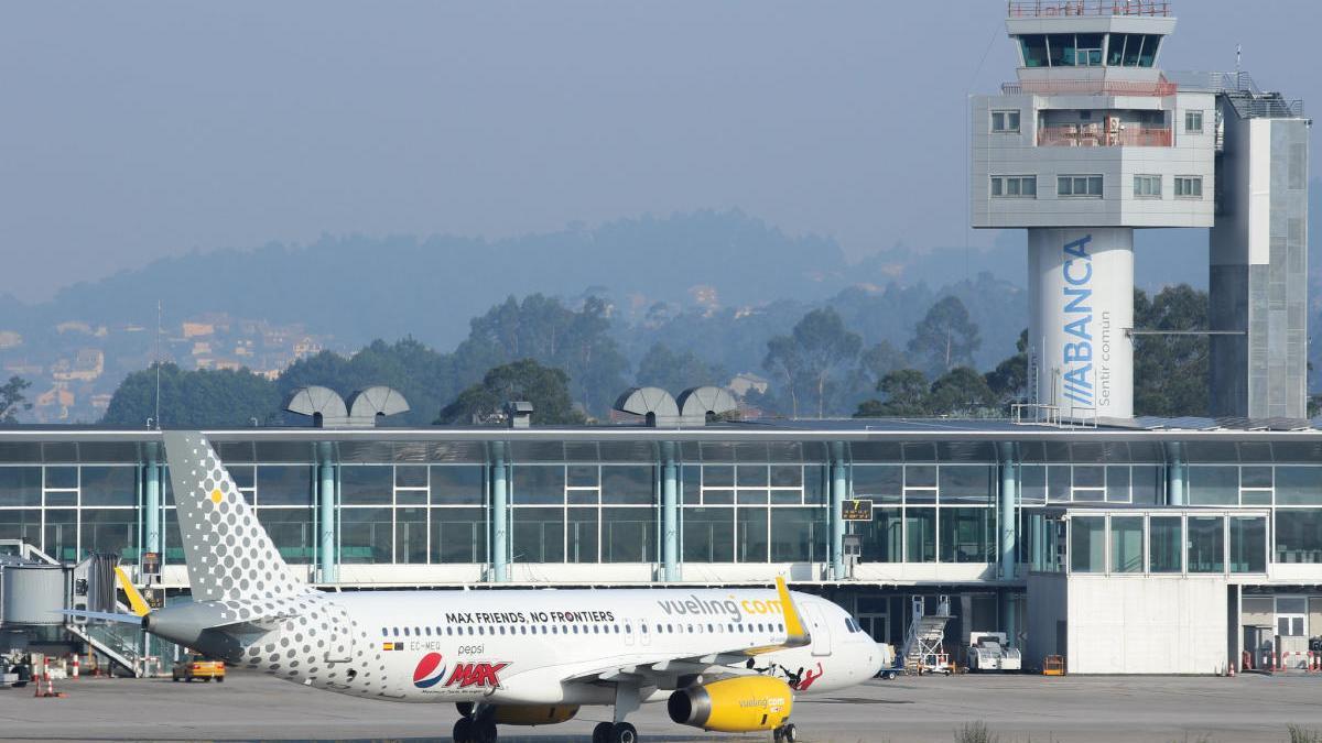 Un avión de Vueling en el aeropuerto de Vigo. // Carlos González