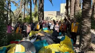 Voluntarios retiran 50 bolsas industriales de basura de l'Hort del Gat