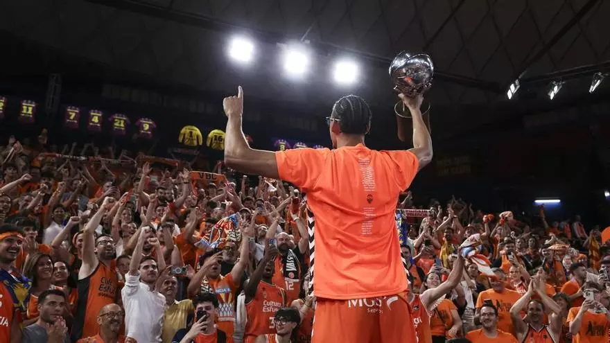 Locura taronja en el aeropuerto de Manises para recibir a los campeones de Liga