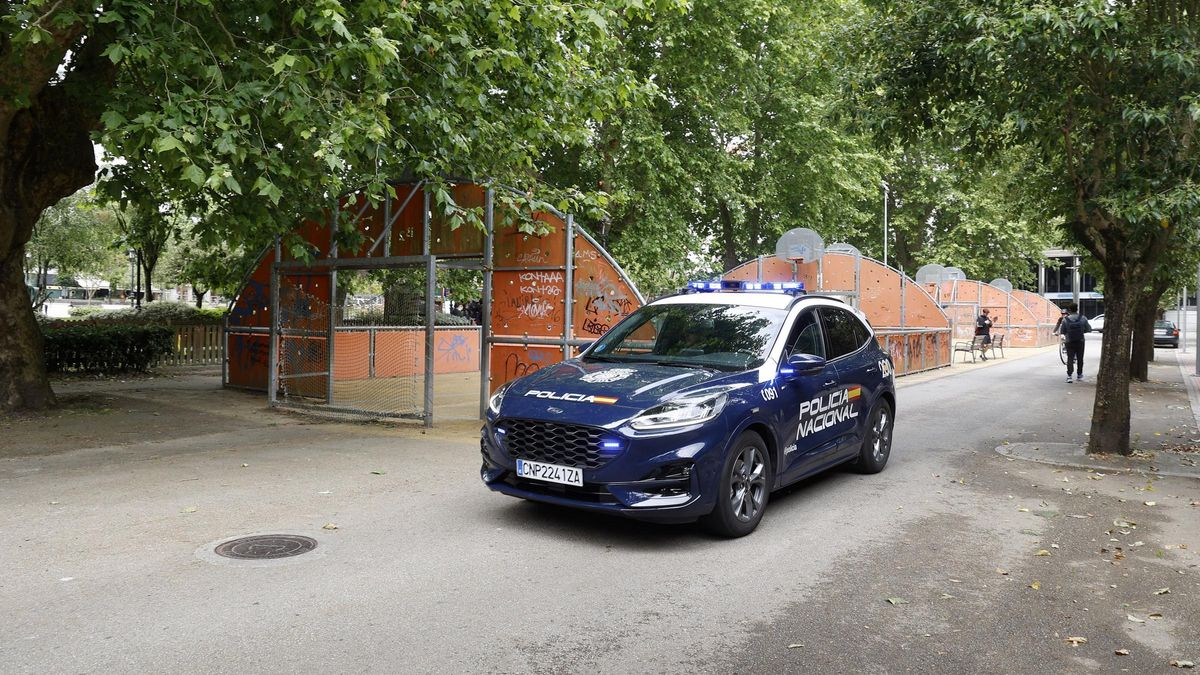 Una patrulla de la Policía Nacional en la Praza de Barcelos de Pontevedra.