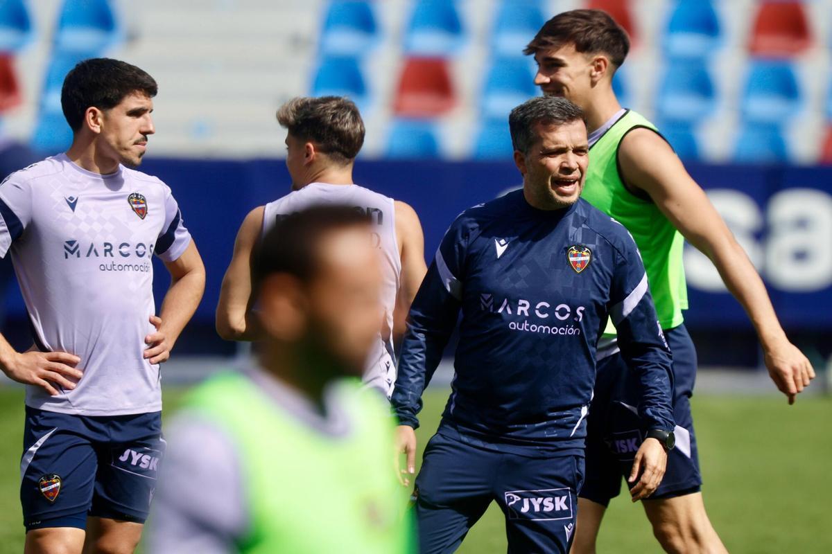Entrenamiento a puertas abiertas del Levante UD en el Ciutat de ...