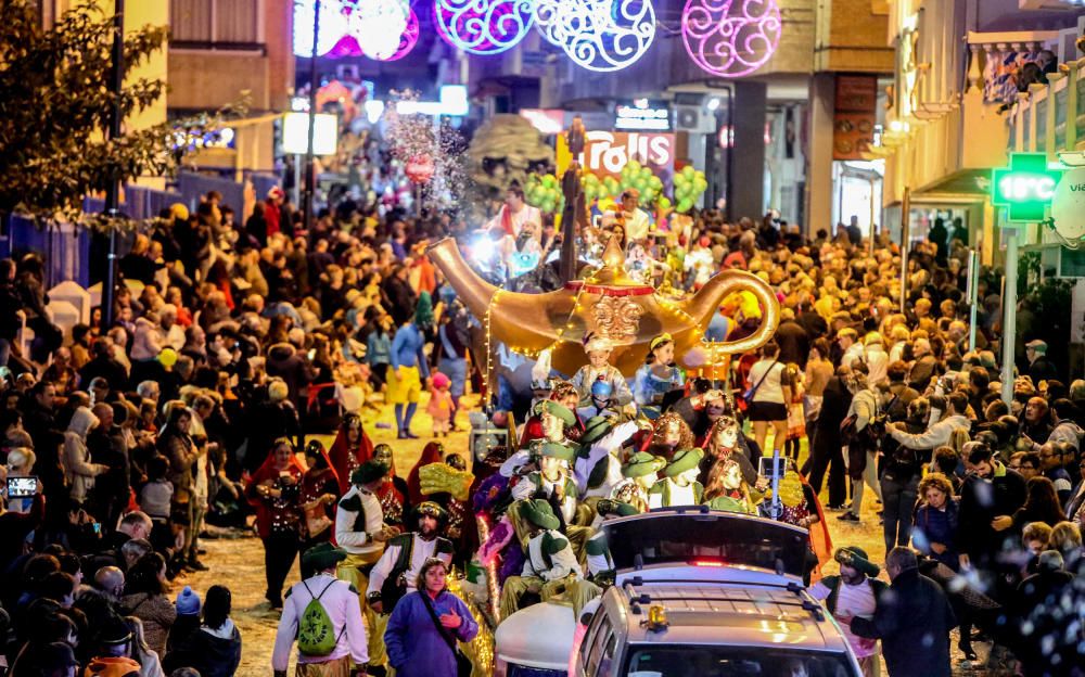 Más de medio centenar de carrozas participan en un multitudinario desfile que recorrió las calles del centro de Benidorm.