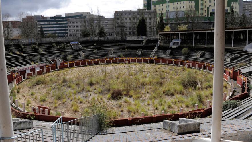 Estado de abandono de la plaza de toros de Oviedo.