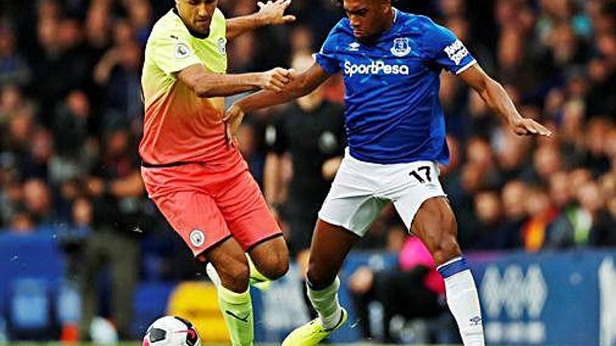 Rodri intenta pispar la pilota a Alex Iwobi.