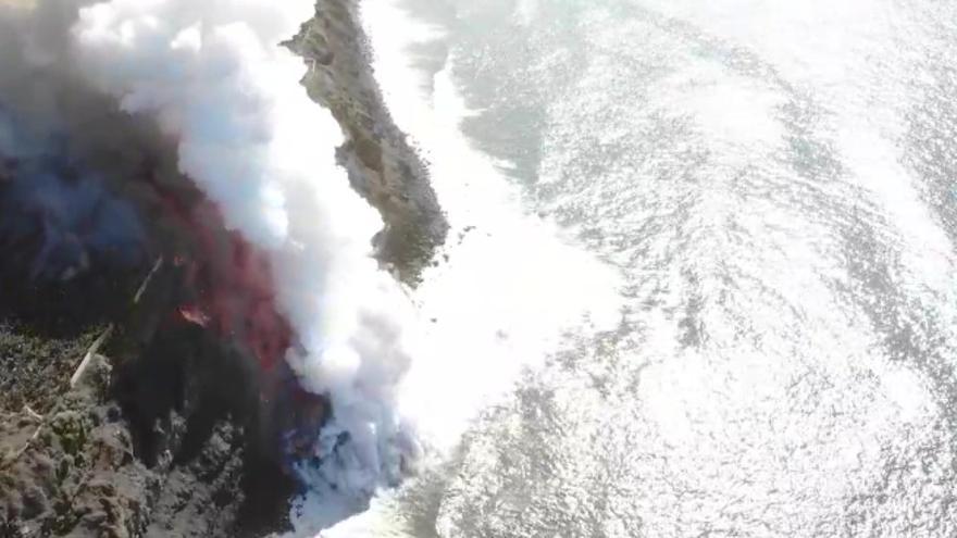 Así se captó desde el aire la llegada de una nueva lengua de lava del volcán a la costa de La Palma
