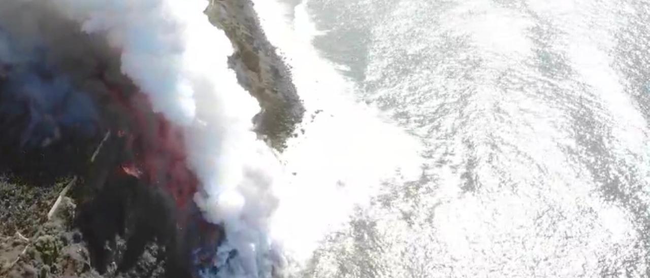 Así se captó desde el aire la llegada de una nueva lengua de lava del volcán a la costa de La Palma